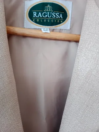 Traje de chaqueta y falda beige