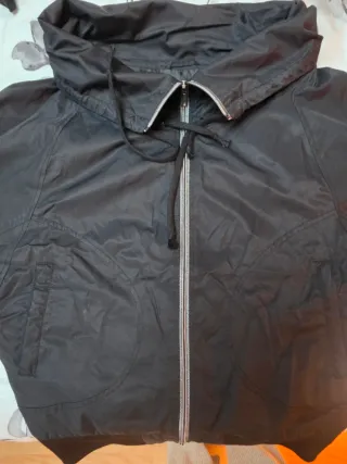 Cazadora deportiva mujer negra