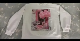 Sudadera blanca con estampado de bicicleta y globo