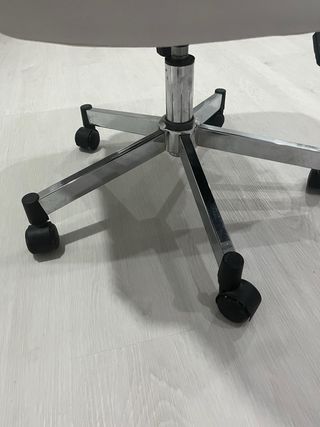 Silla blanca de oficina con ruedas