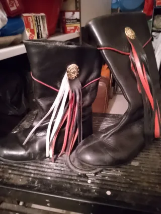 Botas contrabandista negras con detalles rojos