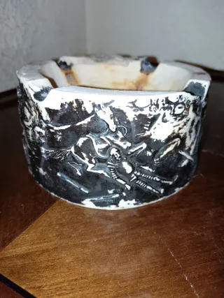 Cenicero antiguo mármol relieves medievales