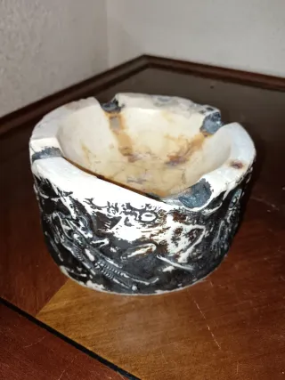 Cenicero antiguo mármol relieves medievales