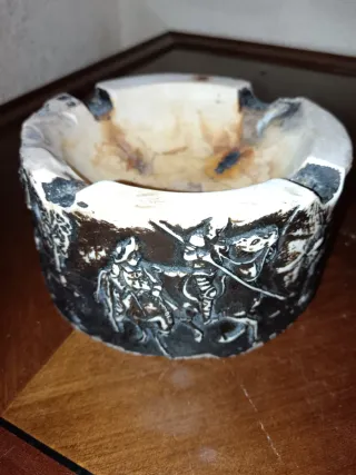 Cenicero antiguo mármol relieves medievales