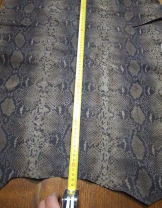 Pelle scamosciata effetto pitone