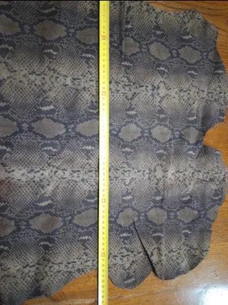 Pelle scamosciata effetto pitone
