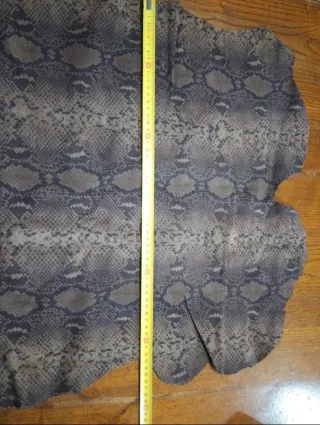 Pelle scamosciata effetto pitone