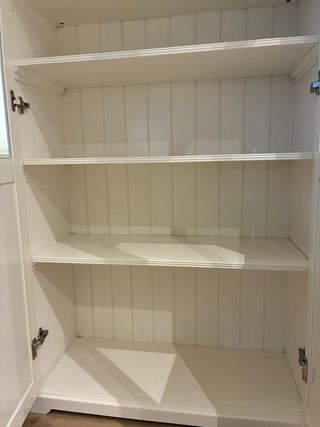 Estantería blanca Liatorp con vitrinas de cristal