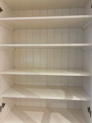 Estantería blanca Liatorp con vitrinas de cristal