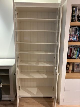 Estantería blanca Liatorp con vitrinas de cristal