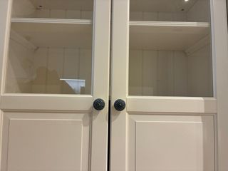 Estantería blanca Liatorp con vitrinas de cristal