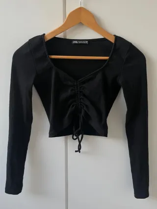 Top negro manga larga fruncido