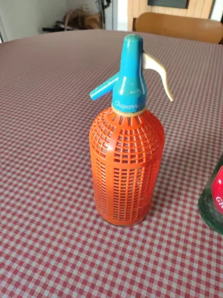 2 Sifones antiguos: Chaparrita y Clotet