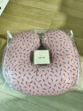 Cojín de lactancia rosa con estampado de plumas