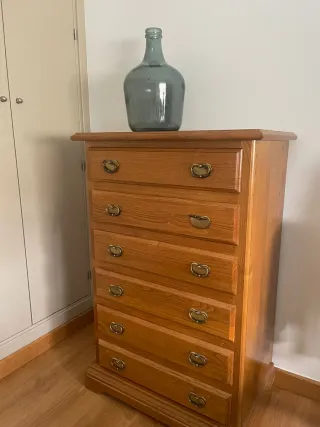 Cómoda de madera castaño con tiradores dorados