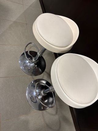 Taburetes de cocina plateados y blancos