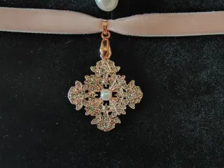 Aderezo niña en oro rosa a estrenar