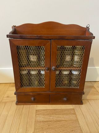 Especiero de madera con puertas de rejilla