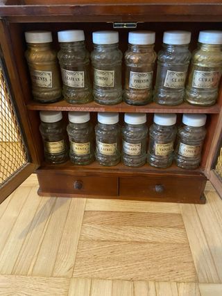 Especiero de madera con puertas de rejilla