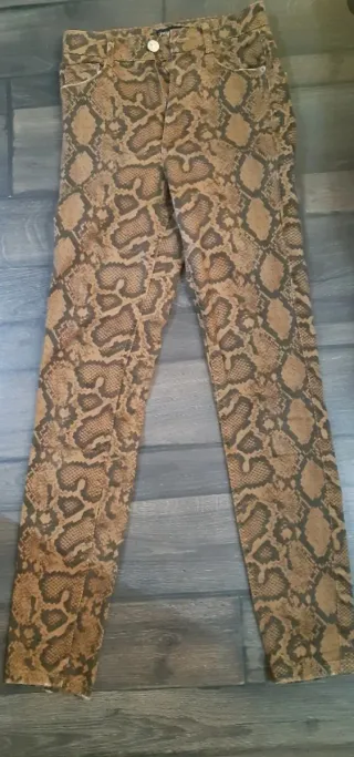 Pantalón pitillo Zara estampado serpiente T.34