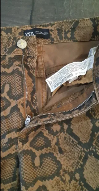 Pantalón pitillo Zara estampado serpiente T.34