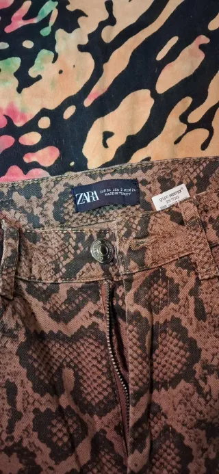 Pantalón pitillo Zara estampado serpiente T.34