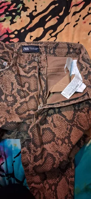 Pantalón pitillo Zara estampado serpiente T.34