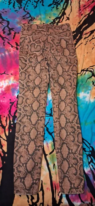 Pantalón pitillo Zara estampado serpiente T.34