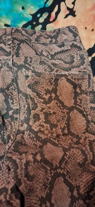 Pantalón pitillo Zara estampado serpiente T.34