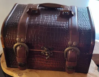 Cofre de madera estilo baúl