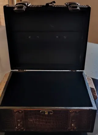 Cofre de madera estilo baúl