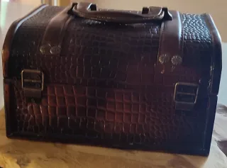 Cofre de madera estilo baúl