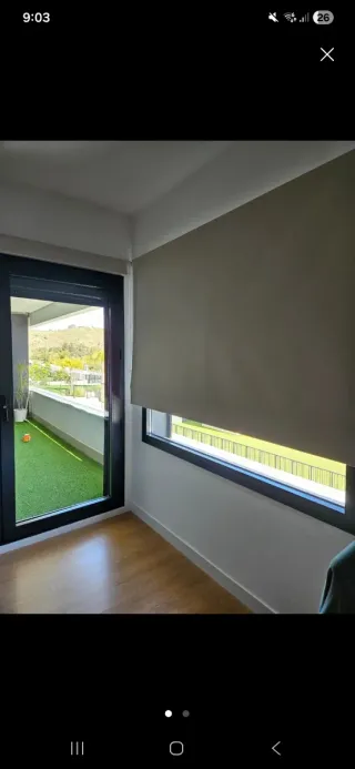 Estor enrollable opaco puerta beige