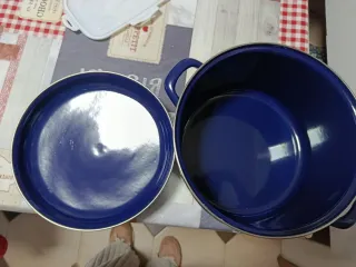 Cazuela antigua azul con flores blancas