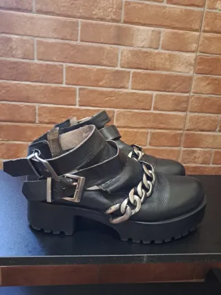 Botines Krack negros con cadena