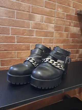 Botines Krack negros con cadena