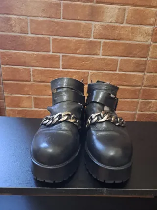 Botines Krack negros con cadena