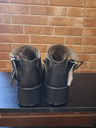 Botines Krack negros con cadena