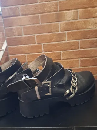 Botines Krack negros con cadena