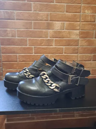 Botines Krack negros con cadena