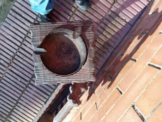 Cenicero rústico de madera antiguo