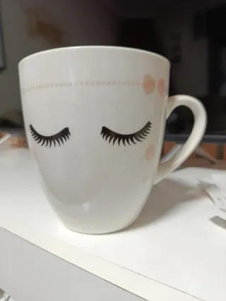 Taza grande con pestañas y lazos