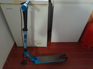 Patín infantil azul con uso