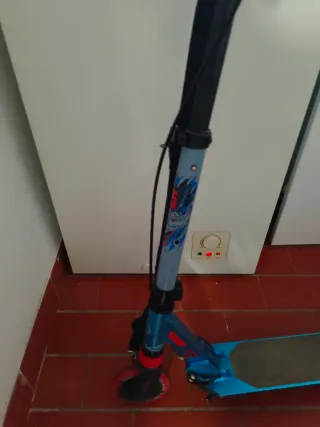 Patín infantil azul con uso