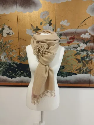 Sciarpa in cashmere beige con frange