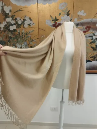 Sciarpa in cashmere beige con frange
