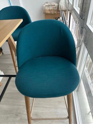 Mesa alta y 4 sillas