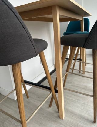 Mesa alta y 4 sillas