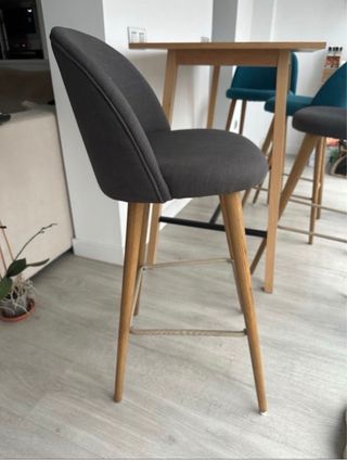 Mesa alta y 4 sillas