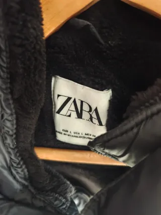 Plumífero negro con capucha y pelo